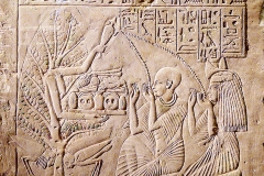 La déesse du sycomore accueillant un couple de défunts, stèle Égypte antique, musée August Kestner - wikimédia commons, domaine public