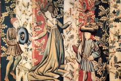 La Dame cueille la rose, tenture Figures dans une roseraie, vers 1455 - wikimedia commons, domaine public