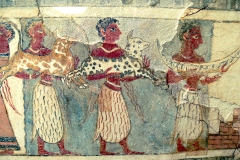 Fidèles apportant des offrandes, sarcophage d'Aghia Triada, époque néopalatiale, musée archéologique d'Héraklion - wikimedia commons, Wolfgang Sauber, CC BY-SA 3.0