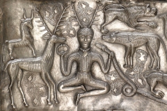Dieu celte Cernunnos, chaudron de Gundestrup, 1er siècle av. J.-C., musée du Danemark - wikimedia commons, domaine public