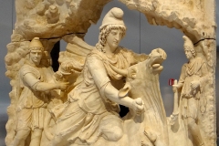 Mithra sacrifiant le taureau, 100-200-après J.C., Louvre Lens - wikimedia commons, serge ottaviani CCBY SA 3.0