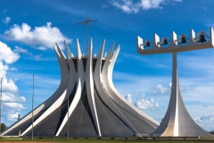 Cathédrale métropolitaine Notre Dame de l'Apparition de Brasilia, Oscar Niemeyer,1970 - wikimedia commons, Webysther, CC BY-SA 4.0