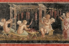 La fabrication de guirlandes de roses, fresque murale, maison des Vettii, Pompéi - wikimedia commons, domaine public