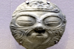 Masque  d’argile Jômon au Japon , 300 ans av. J.-C. - wikimedia commons, par David  Mauro, CC BY-SA 4.0,