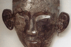 Masque funéraire chinois, époque Liao, 12ème siècle- wikimedia commons, par PHGCOM,  travail personnel, CC BY-SA 3.0,