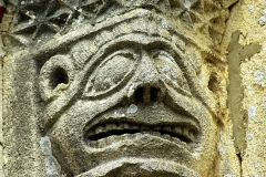 Masque démoniaque, chapiteau d'église romane - wikimedia commons, domaine public