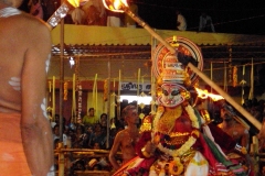 Drame dansé Mudiyettu, Inde  - Wikipédia commons malayalam, par RajeshUnuppally, domaine public