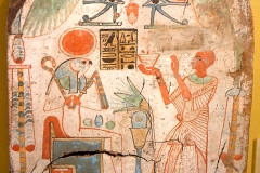 Stèle d’offrande à Re Horakhty Atoum, XXIème dynastie, Louvre - wikimedia commons, domaine public