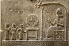 Bas relief Kuduru Shamash, 888-855 av. J.-C., British Museum - wikimedia commons, Prioryman, CC BY-SA 4.0